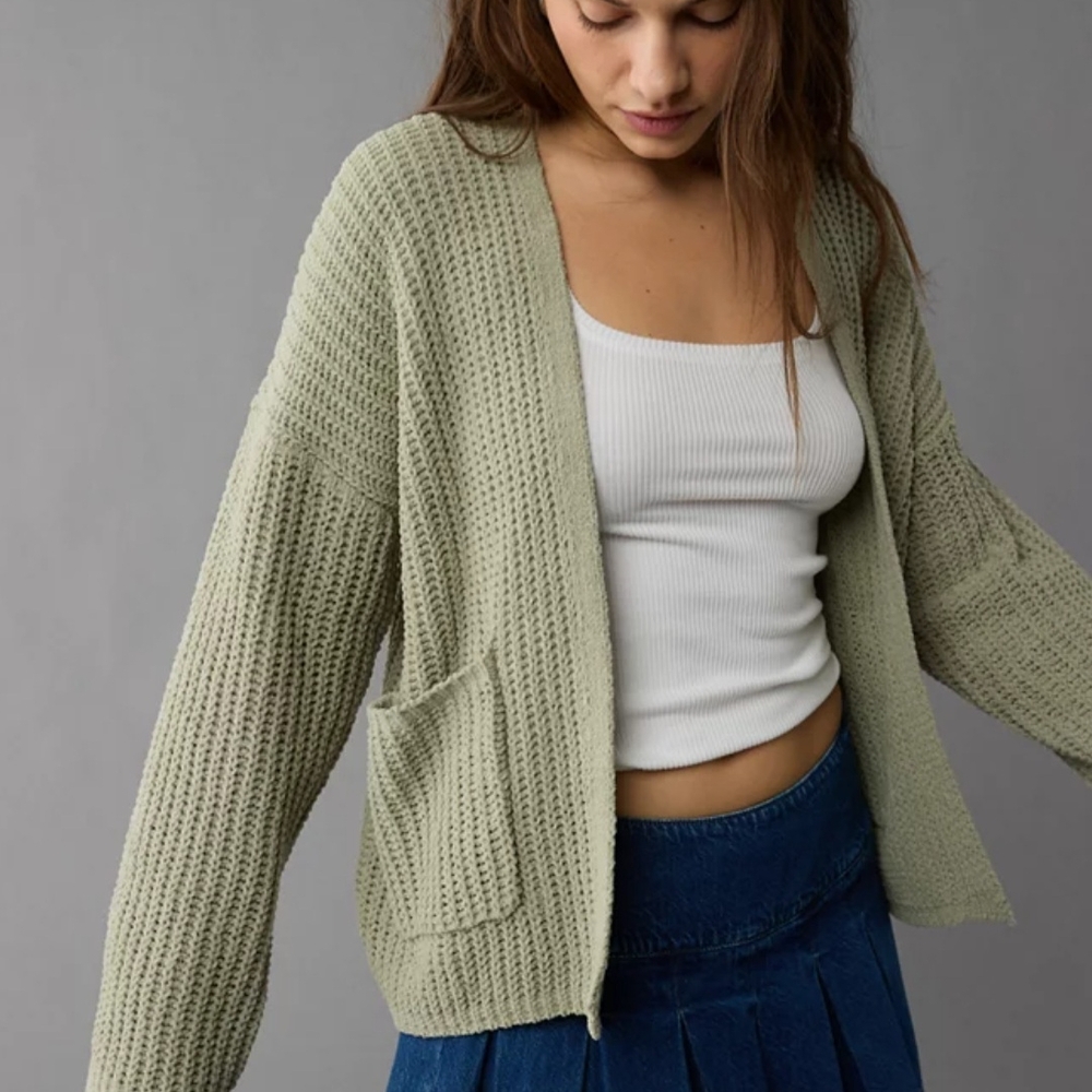 Elegant Knit Cardigan in Soft Green
